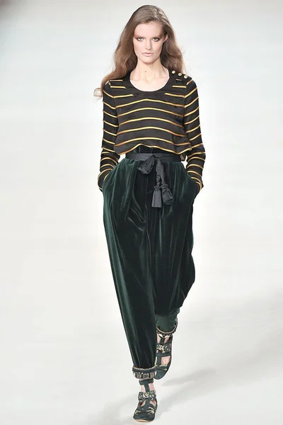 Look 16